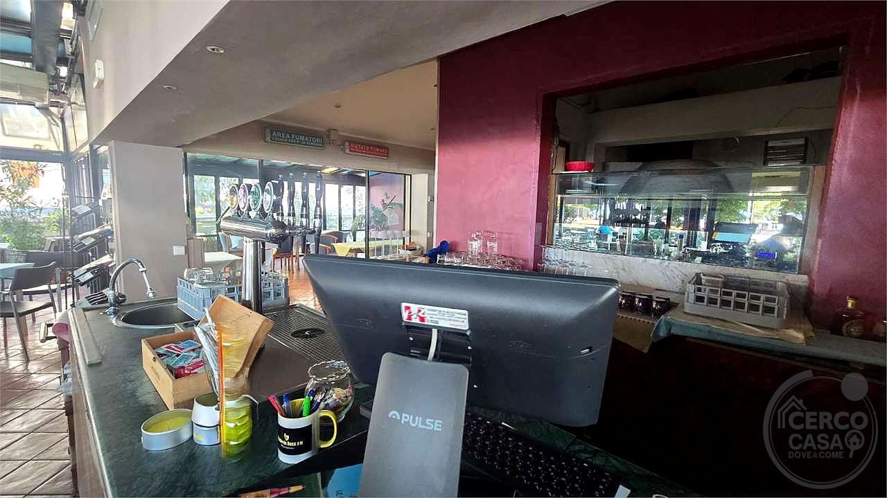 Vendesi Immobile è attività commerciale zona centrale vista Lago