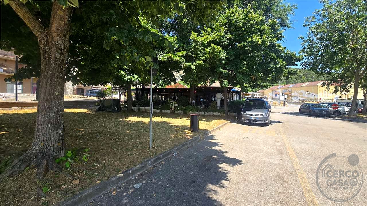 Vendesi Immobile è attività commerciale zona centrale vista Lago