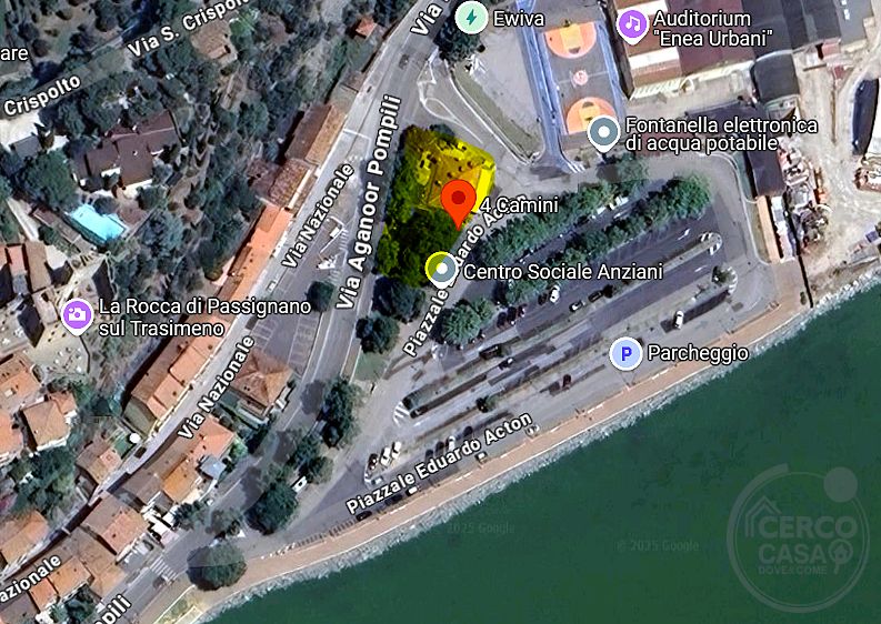 Vendesi Immobile è attività commerciale zona centrale vista Lago