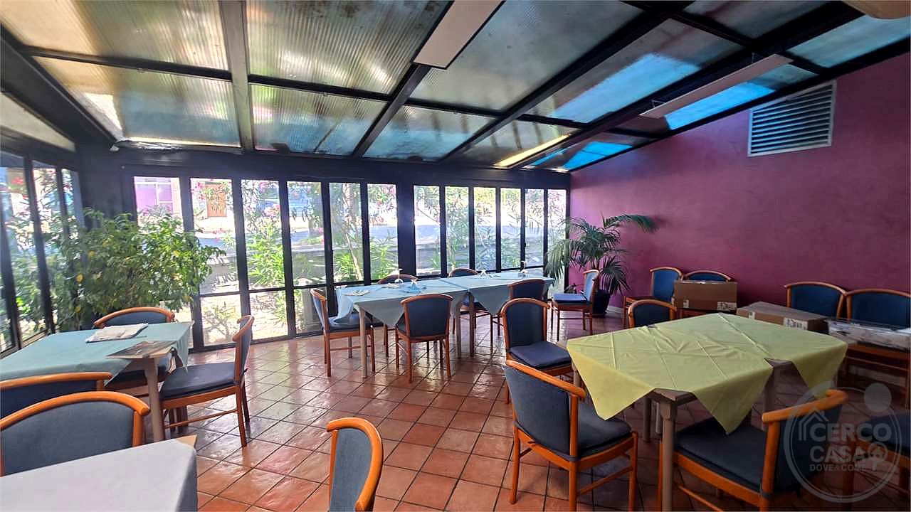 Vendesi Immobile è attività commerciale zona centrale vista Lago
