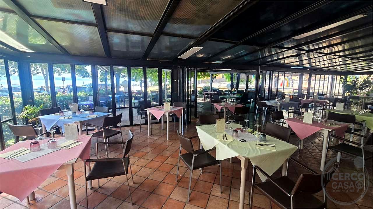 Vendesi Immobile è attività commerciale zona centrale vista Lago