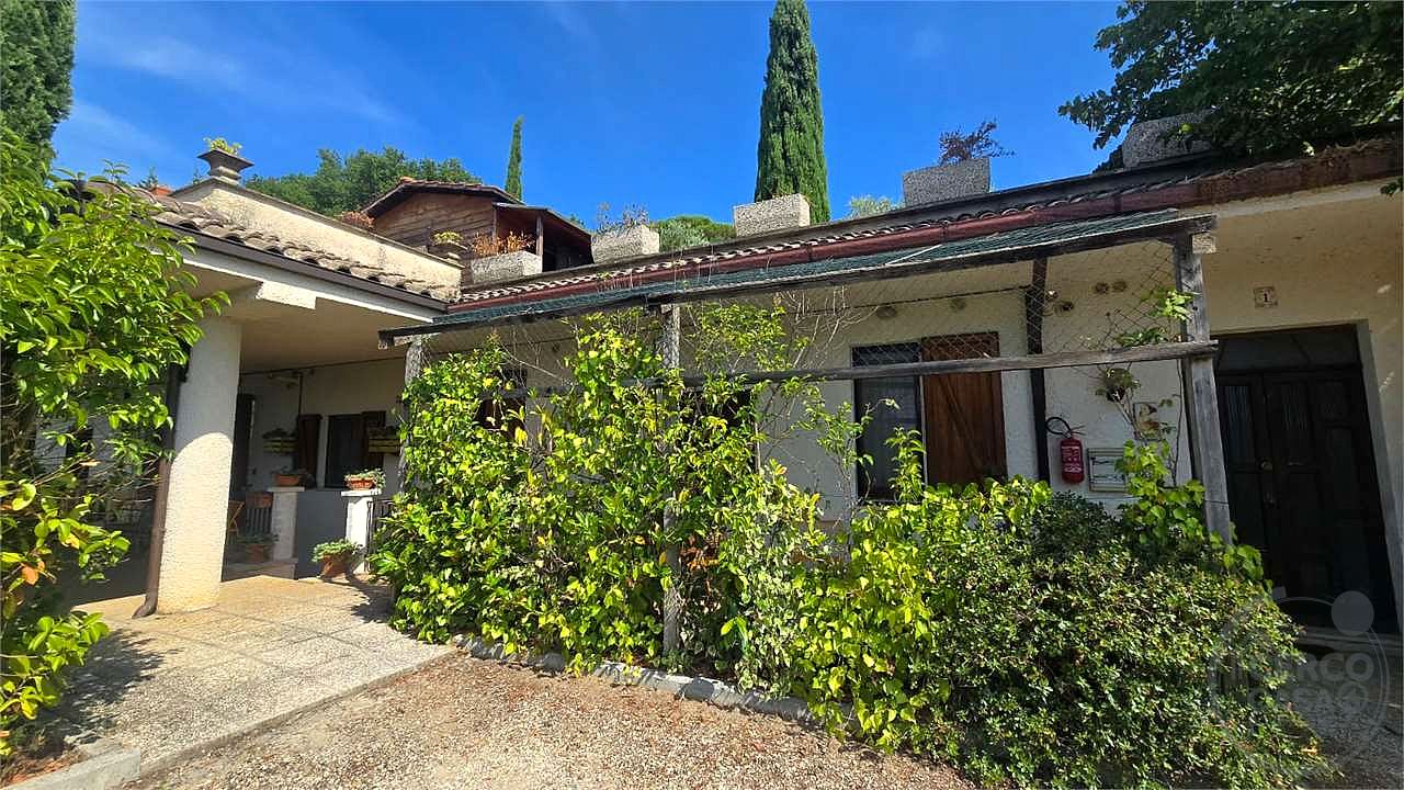 In vendita a Magione (Umbria) agriturismo composto da tre unità immobiliari.