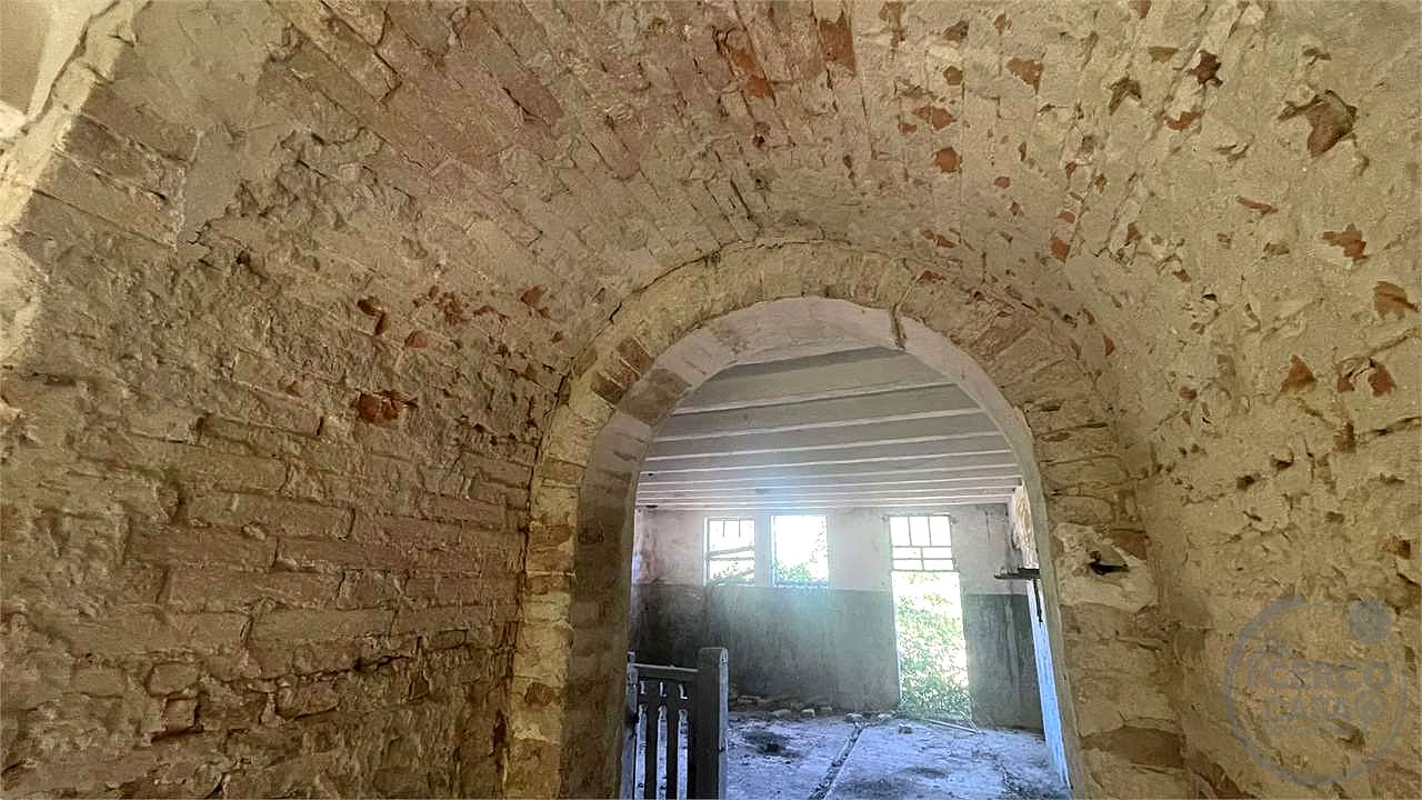 Casale con ampio terreno