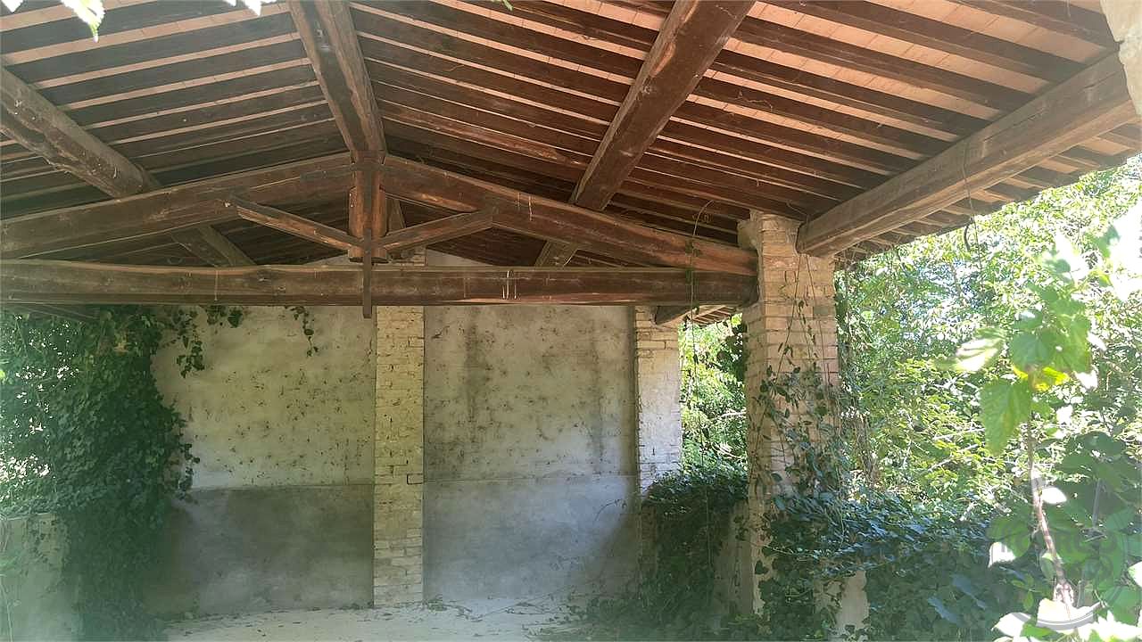 Casale con ampio terreno
