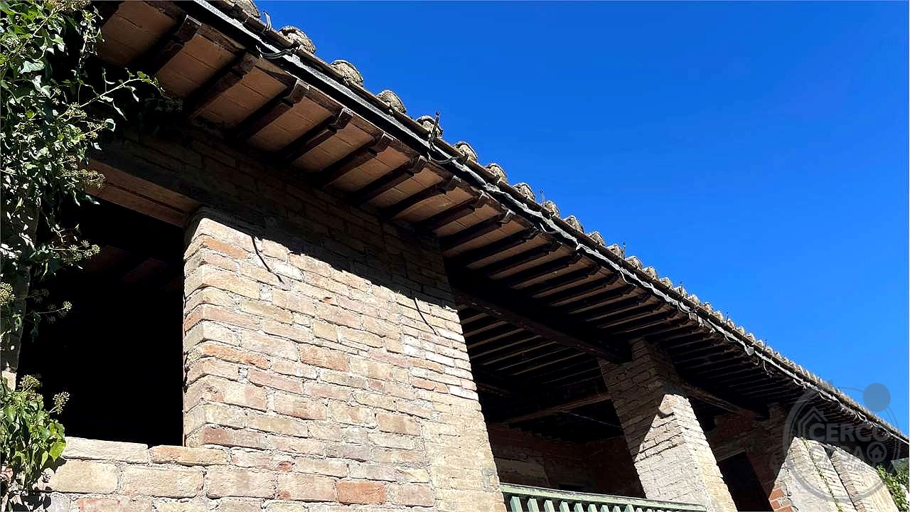 Casale con ampio terreno