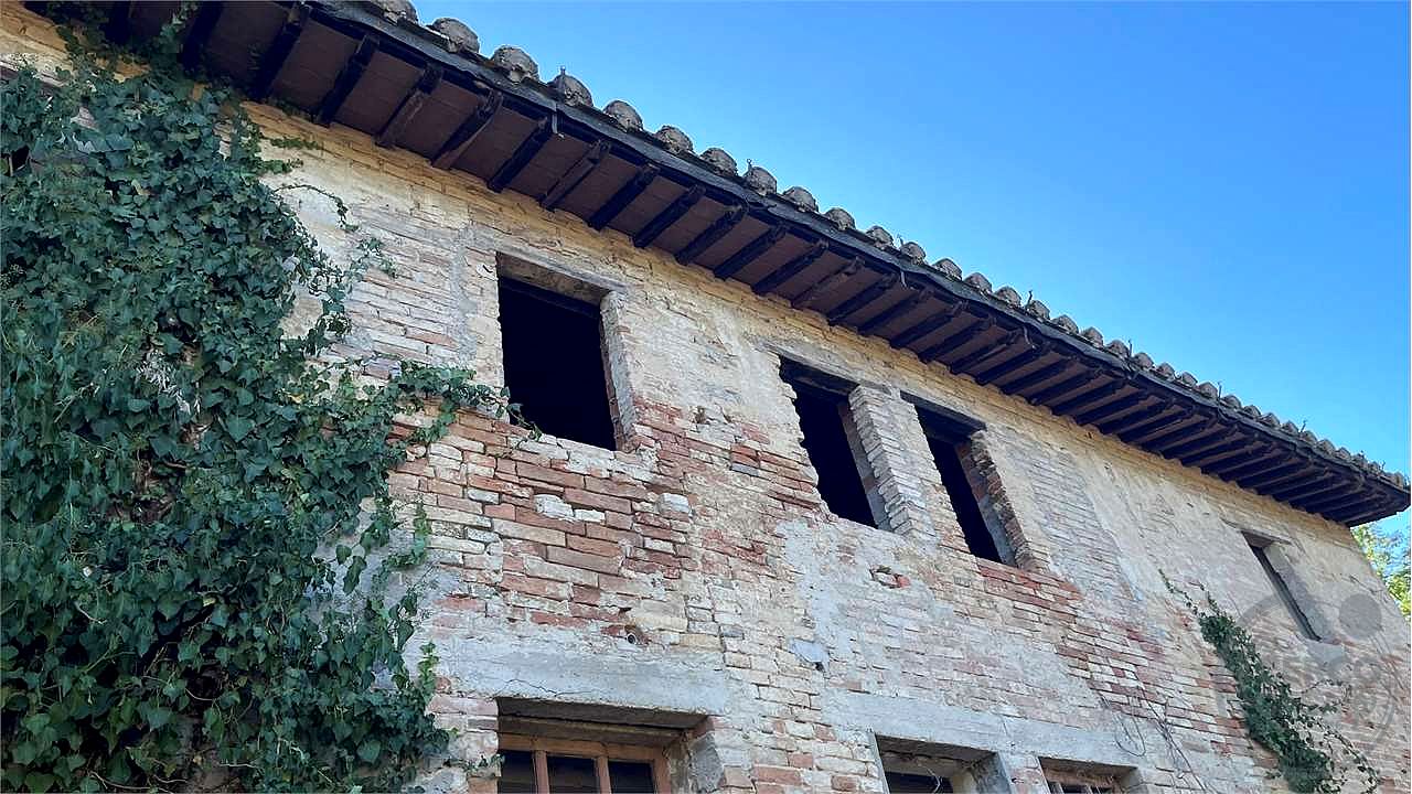 Casale con ampio terreno