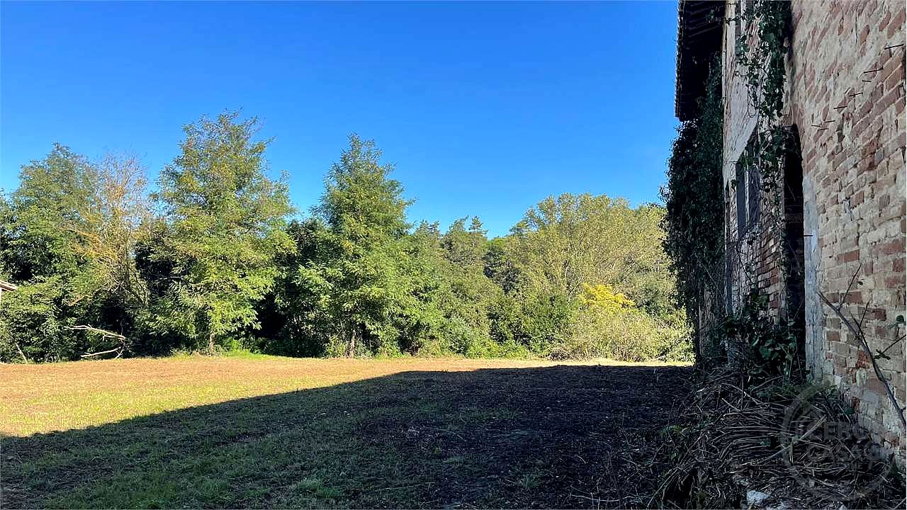 Casale con ampio terreno