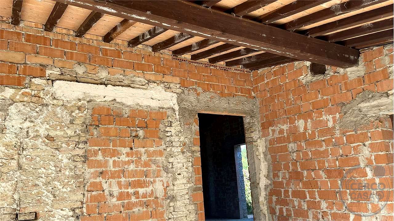 Casale con ampio terreno