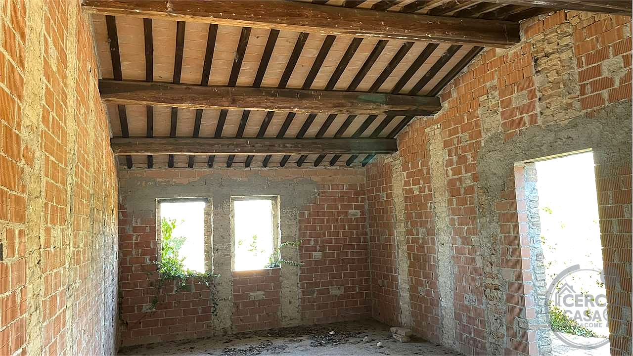 Casale con ampio terreno