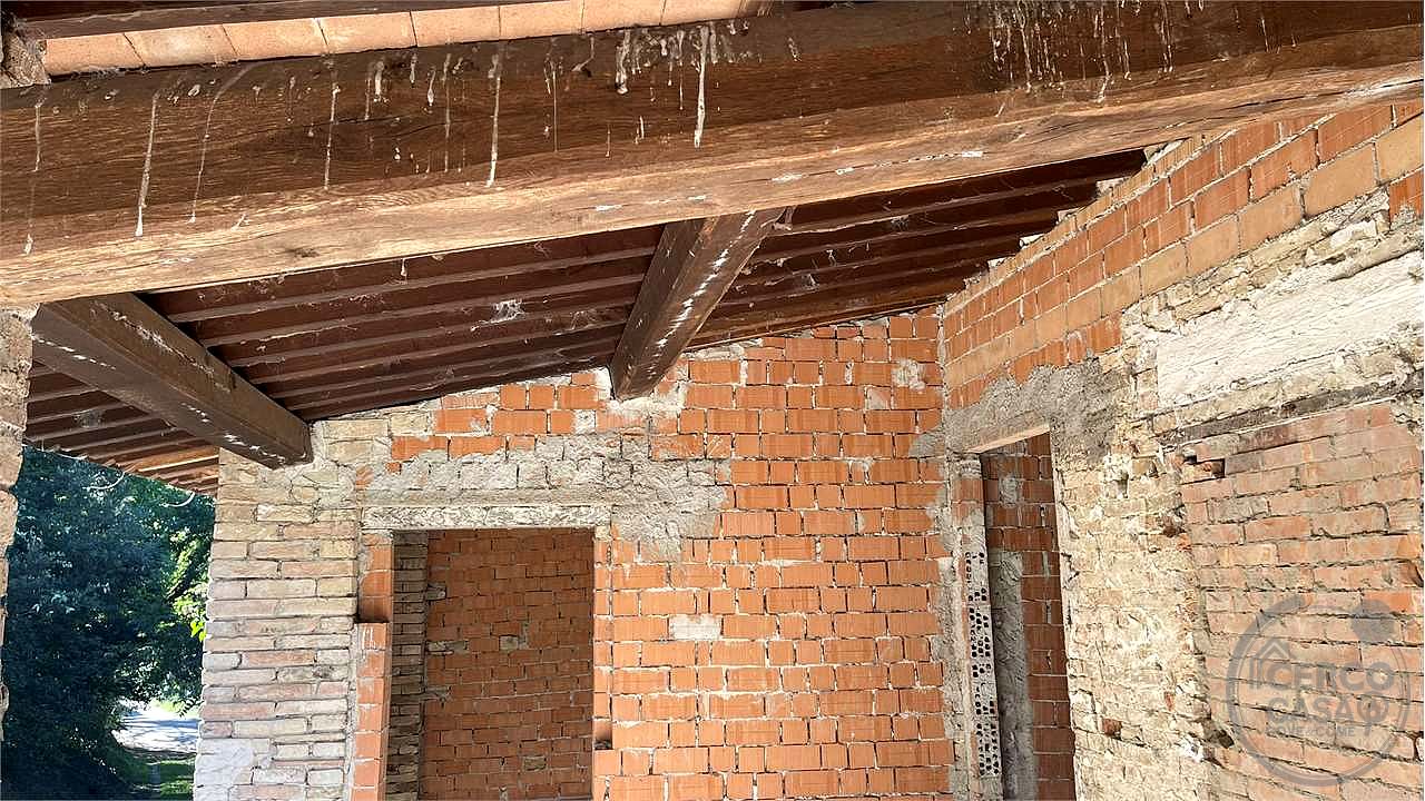 Casale con ampio terreno