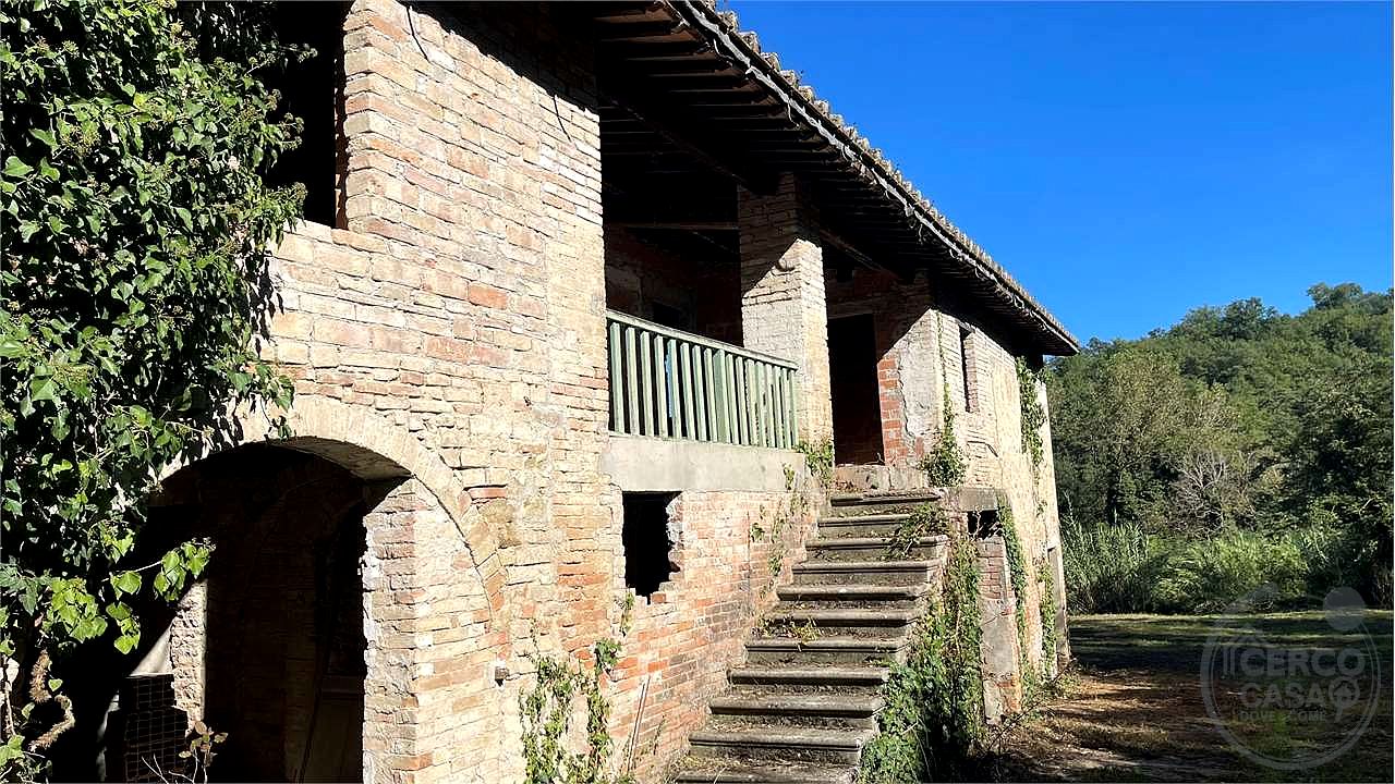 Casale con ampio terreno