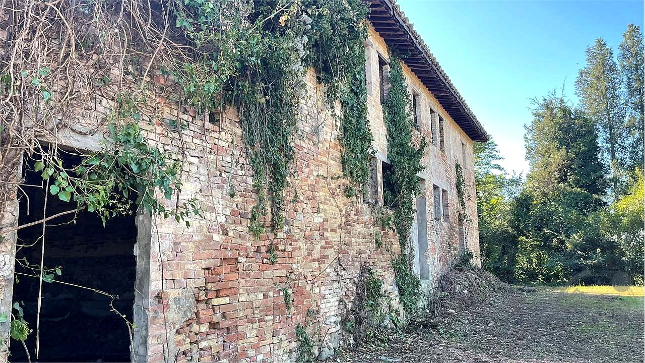 Casale con ampio terreno