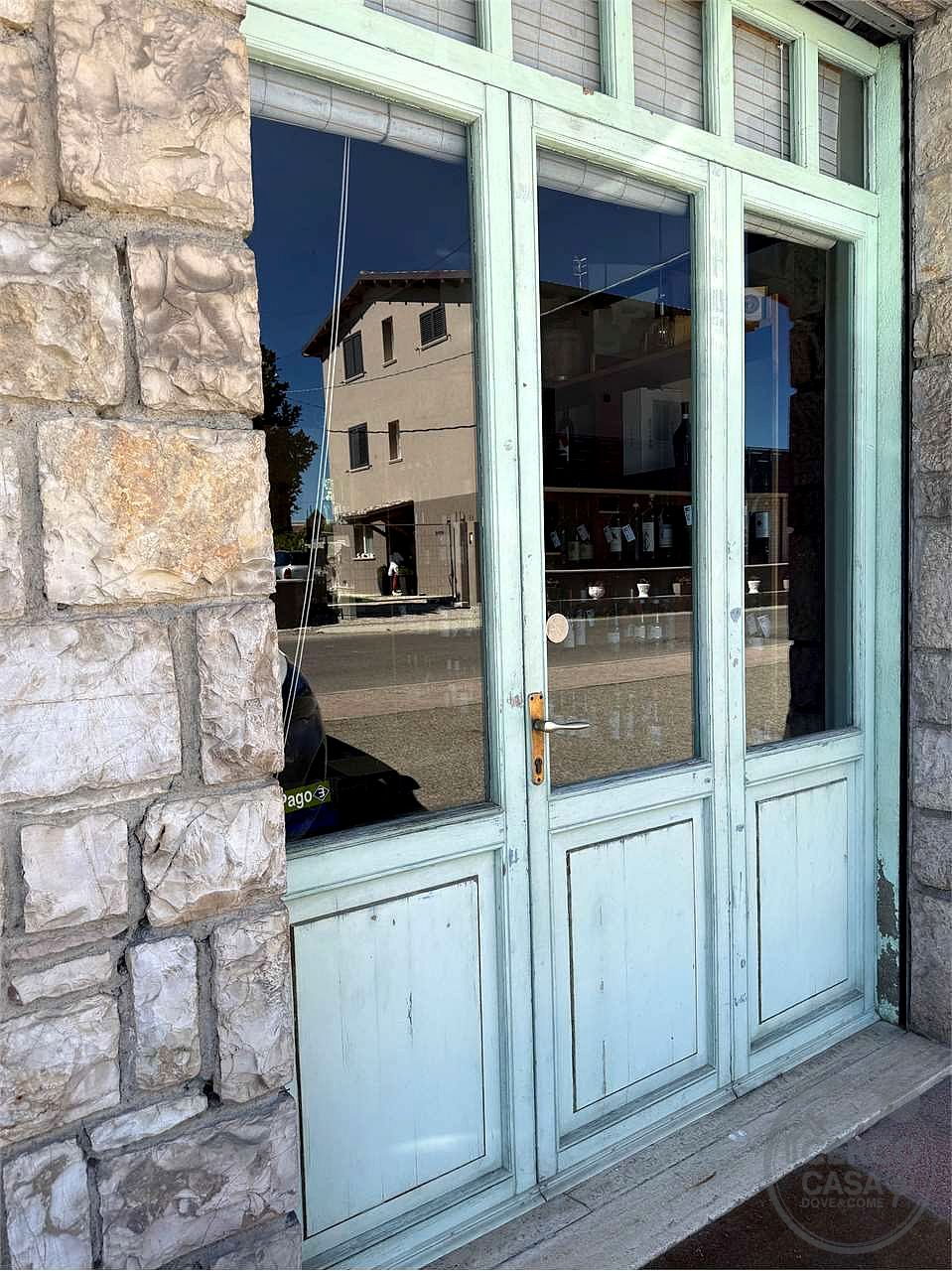 Negozio con vetrine fronte strada - Corciano