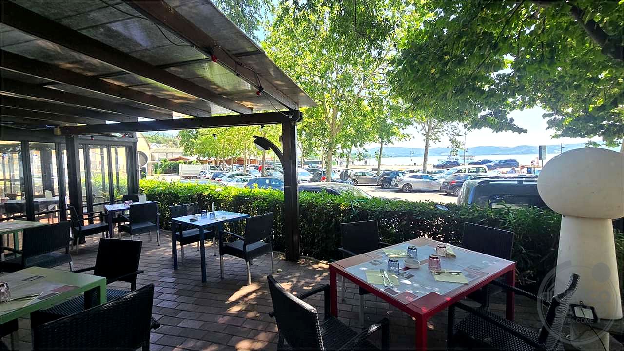 Vendesi Immobile è attività commerciale zona centrale vista Lago