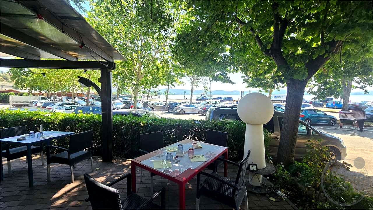 Vendesi Immobile è attività commerciale zona centrale vista Lago