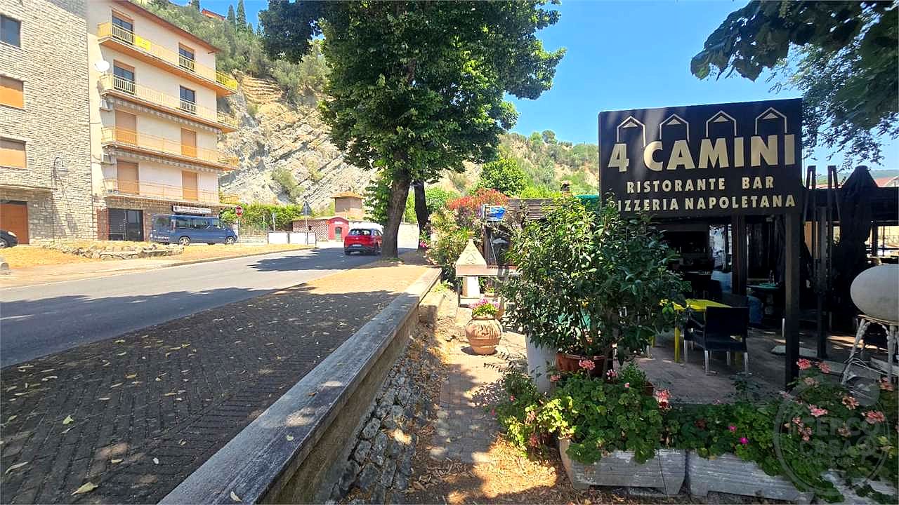 Vendesi Immobile è attività commerciale zona centrale vista Lago