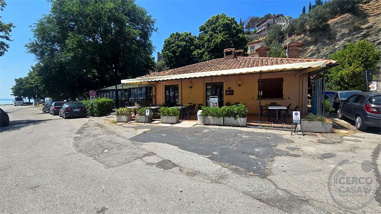 Vendesi Immobile è attività commerciale zona centrale vista Lago