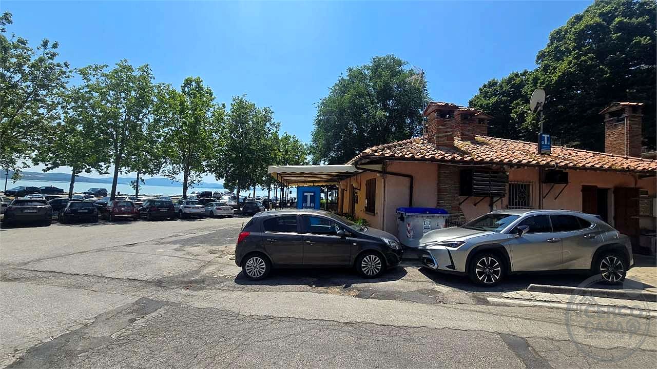 Vendesi Immobile è attività commerciale zona centrale vista Lago
