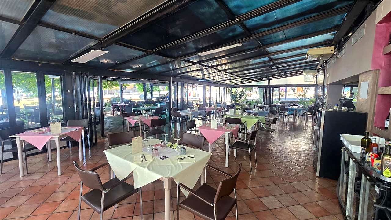 Vendesi Immobile è attività commerciale zona centrale vista Lago