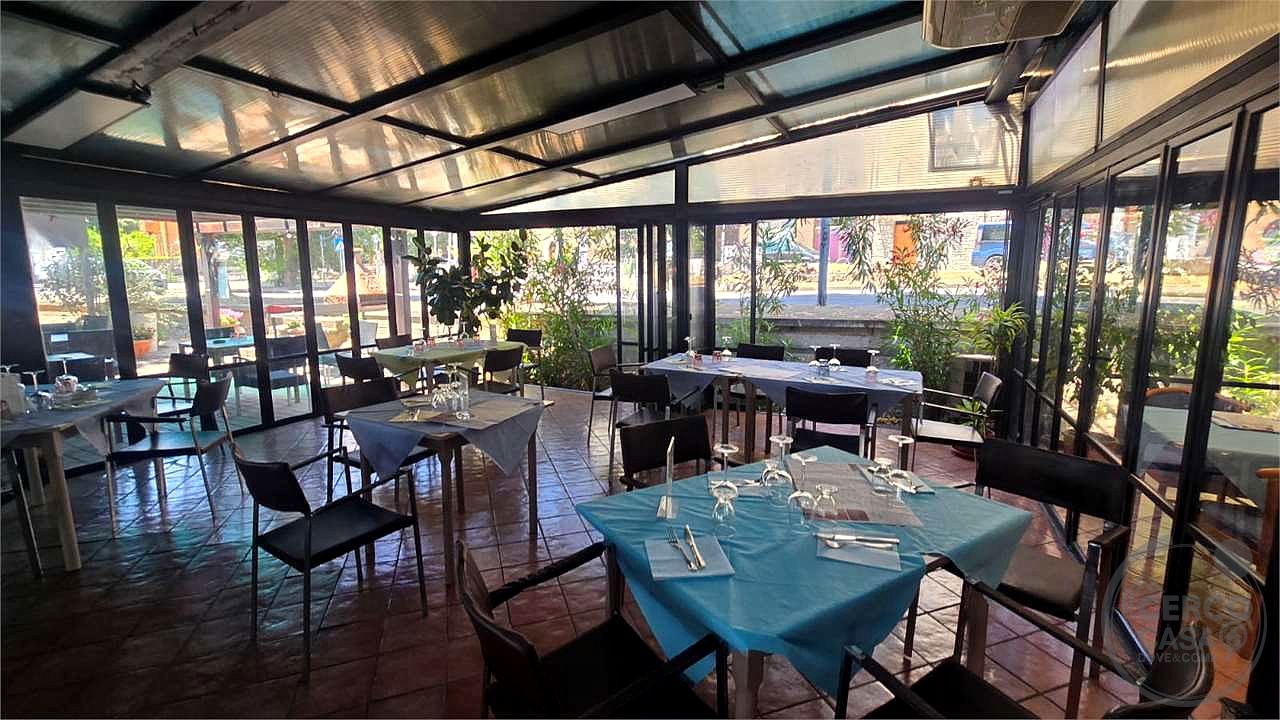 Vendesi Immobile è attività commerciale zona centrale vista Lago