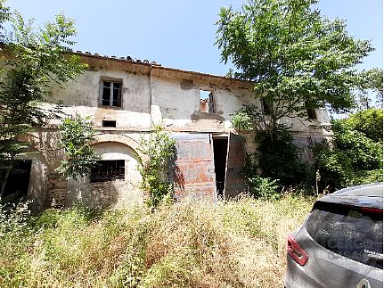 Antico Casale con Annesso Rurale da Ristrutturare