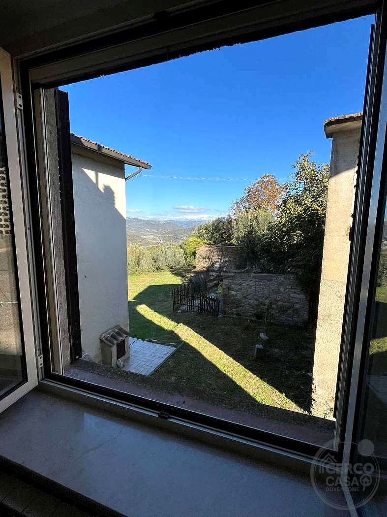 Porzione di casale arredato in vendita tra le colline umbre