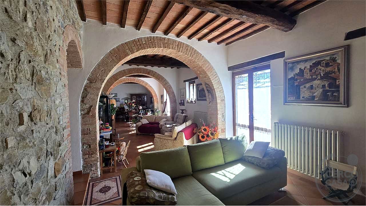 Prestigioso Casale dominante in Pietra con Piscina e Panorama Unico nelle Colline di Corciano