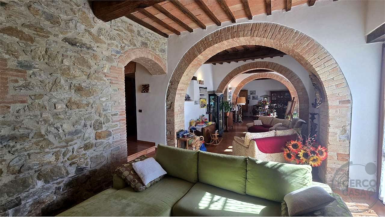 Prestigioso Casale dominante in Pietra con Piscina e Panorama Unico nelle Colline di Corciano