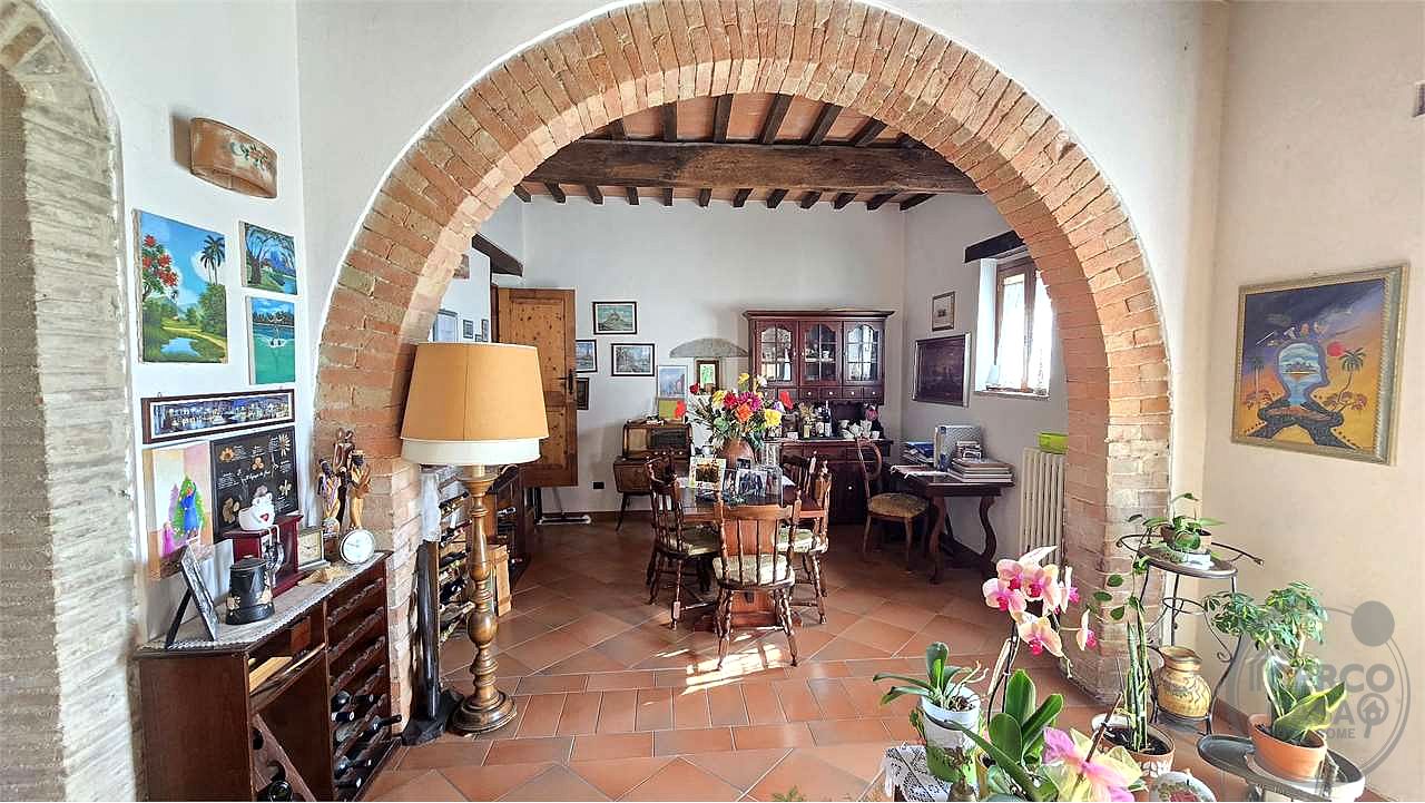 Prestigioso Casale dominante in Pietra con Piscina e Panorama Unico nelle Colline di Corciano
