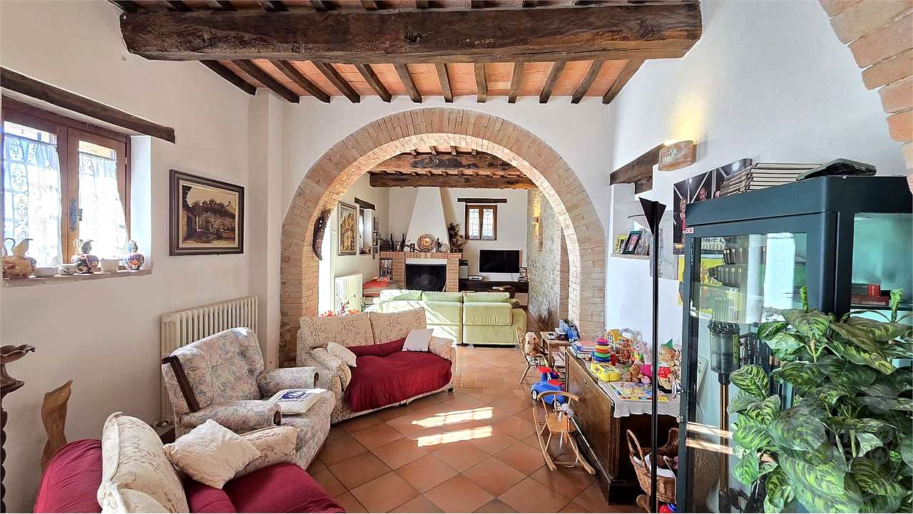 Prestigioso Casale dominante in Pietra con Piscina e Panorama Unico nelle Colline di Corciano