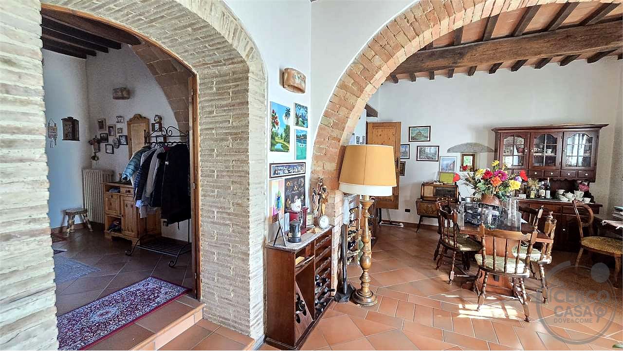 Prestigioso Casale dominante in Pietra con Piscina e Panorama Unico nelle Colline di Corciano