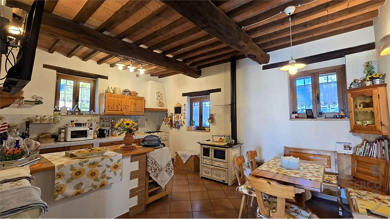 Prestigioso Casale dominante in Pietra con Piscina e Panorama Unico nelle Colline di Corciano