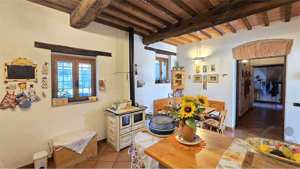 Prestigioso Casale dominante in Pietra con Piscina e Panorama Unico nelle Colline di Corciano