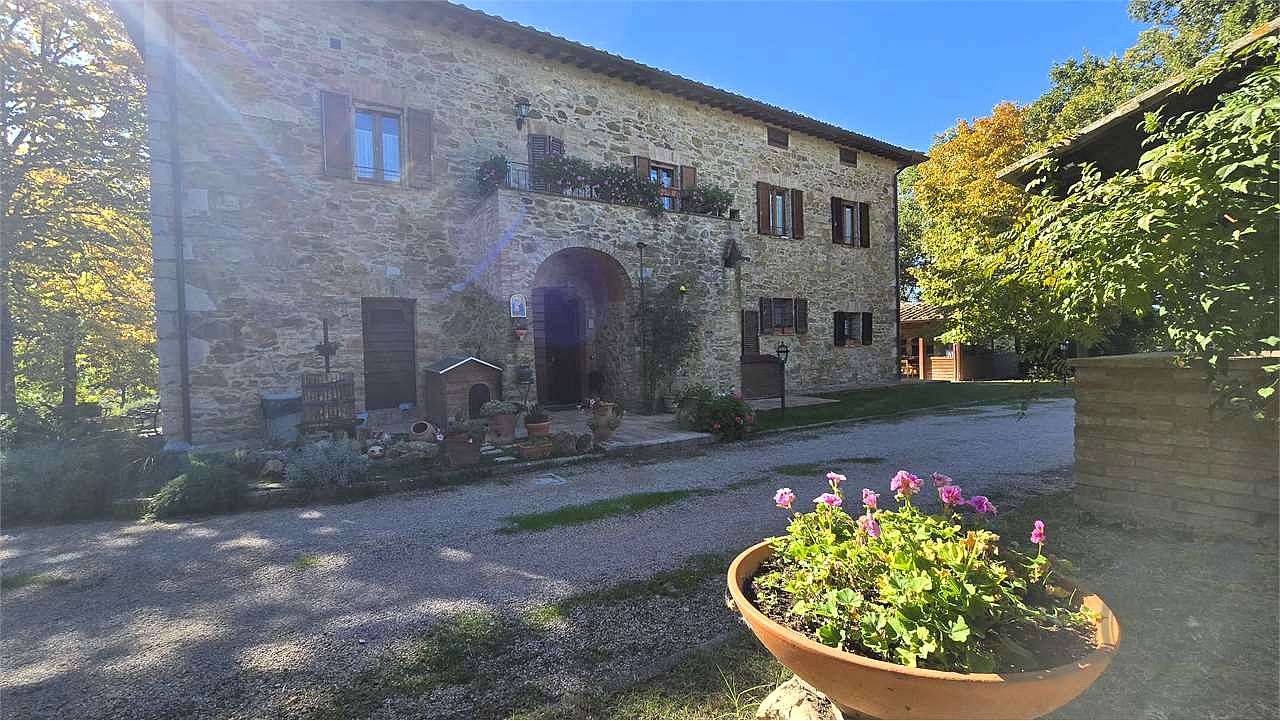 Prestigioso Casale dominante in Pietra con Piscina e Panorama Unico nelle Colline di Corciano