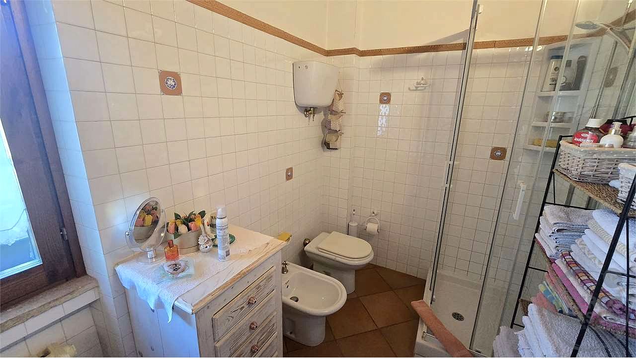 Prestigioso Casale dominante in Pietra con Piscina e Panorama Unico nelle Colline di Corciano