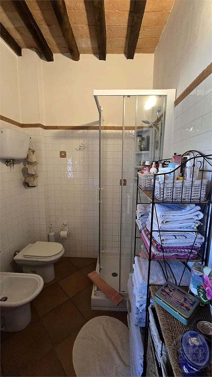 Prestigioso Casale dominante in Pietra con Piscina e Panorama Unico nelle Colline di Corciano
