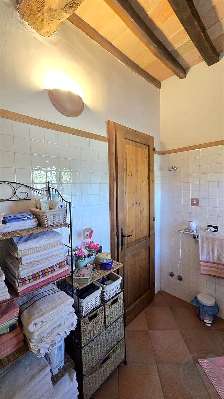 Prestigioso Casale dominante in Pietra con Piscina e Panorama Unico nelle Colline di Corciano