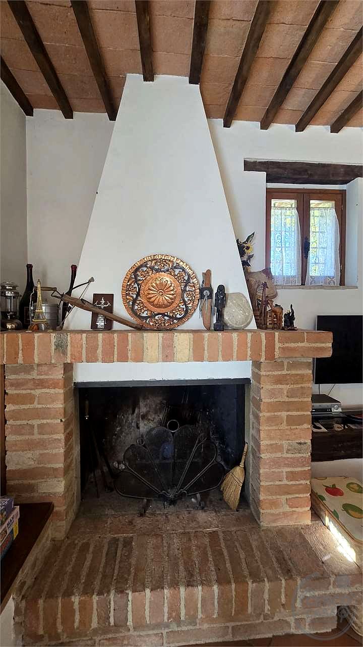 Prestigioso Casale dominante in Pietra con Piscina e Panorama Unico nelle Colline di Corciano