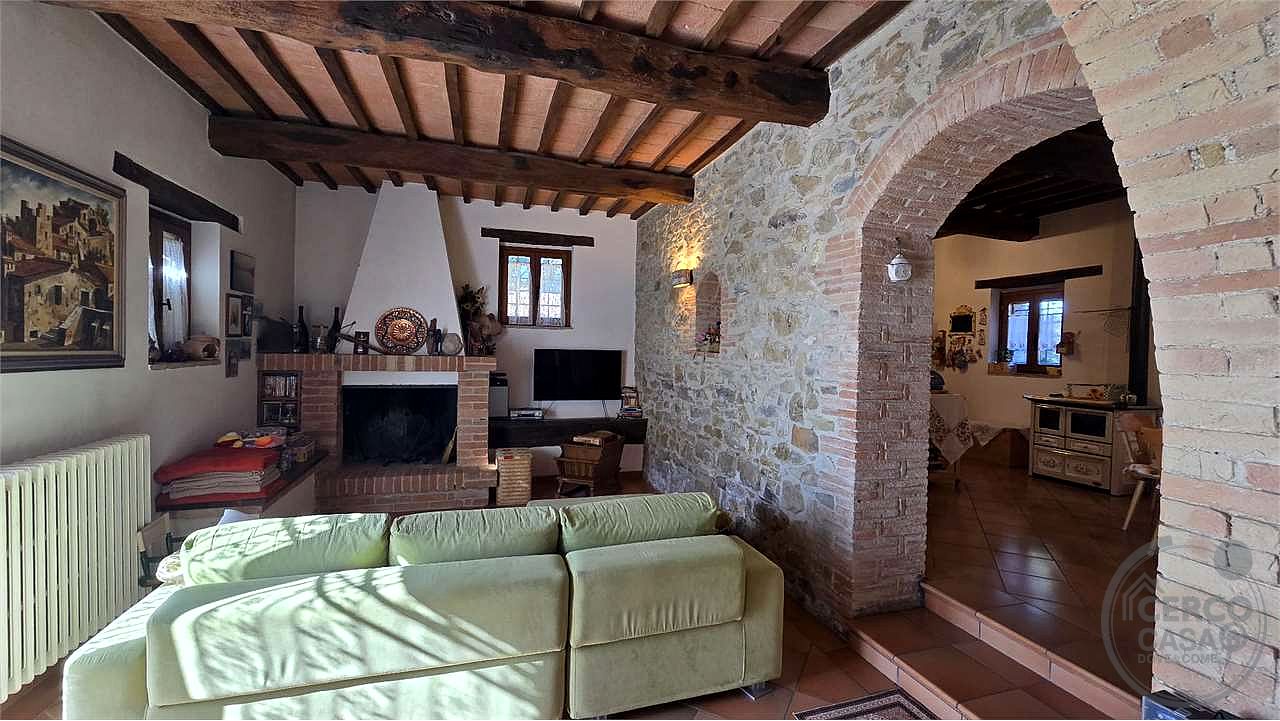 Prestigioso Casale dominante in Pietra con Piscina e Panorama Unico nelle Colline di Corciano