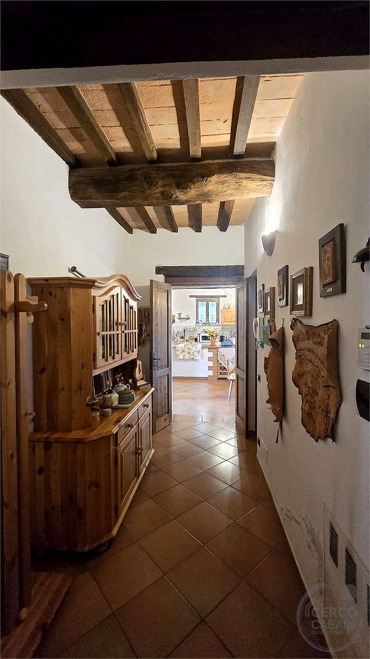 Prestigioso Casale dominante in Pietra con Piscina e Panorama Unico nelle Colline di Corciano