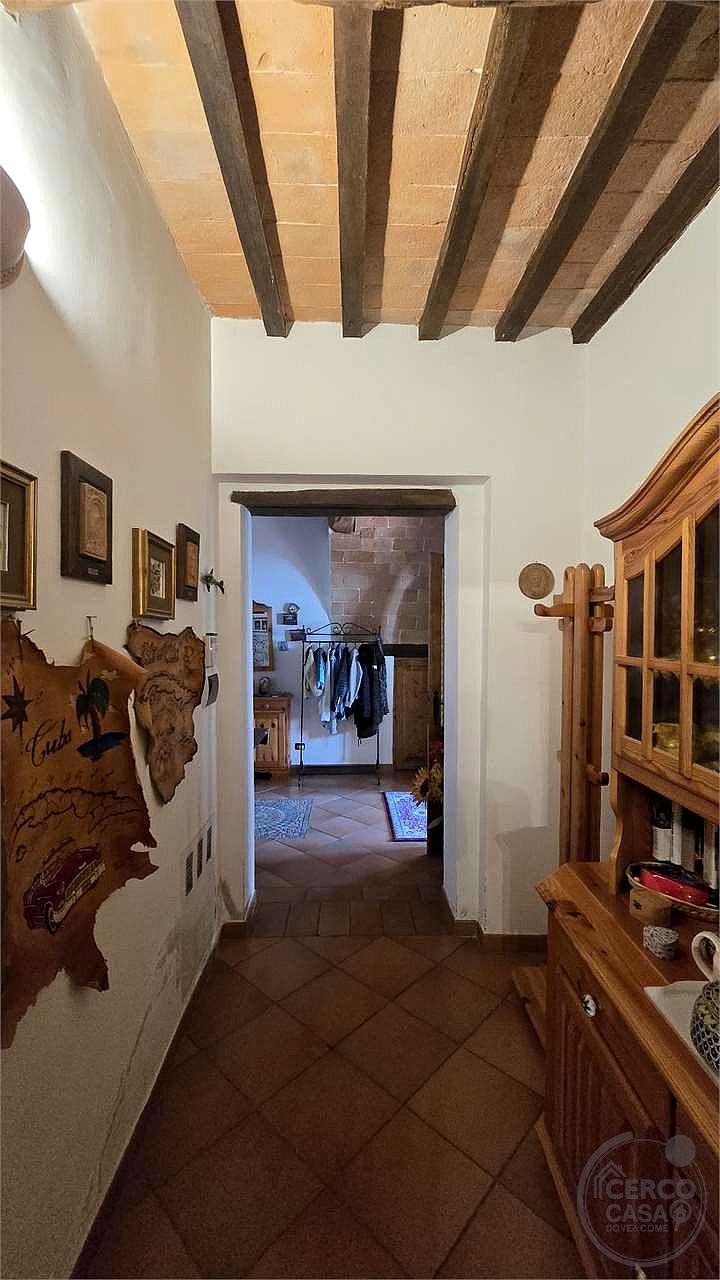Prestigioso Casale dominante in Pietra con Piscina e Panorama Unico nelle Colline di Corciano