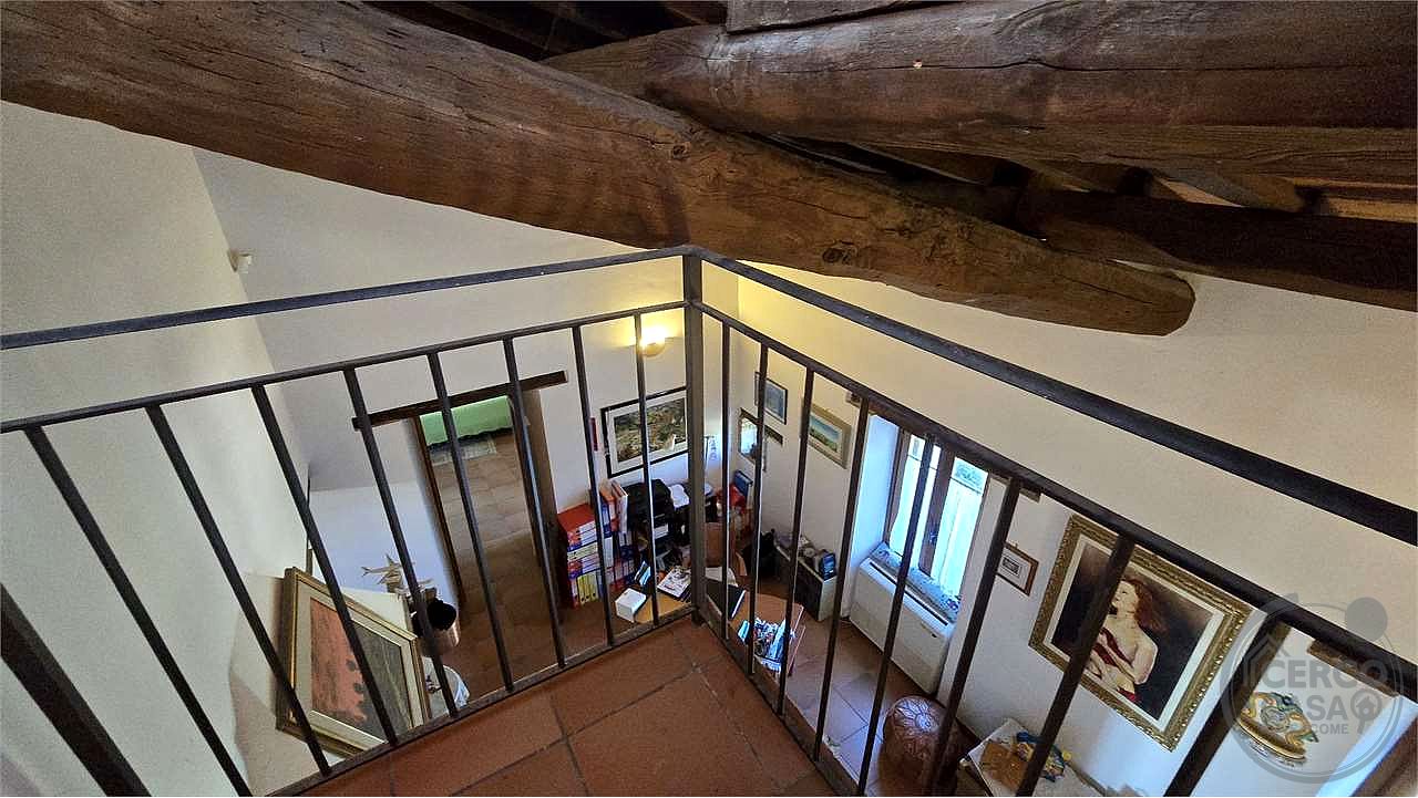 Prestigioso Casale dominante in Pietra con Piscina e Panorama Unico nelle Colline di Corciano
