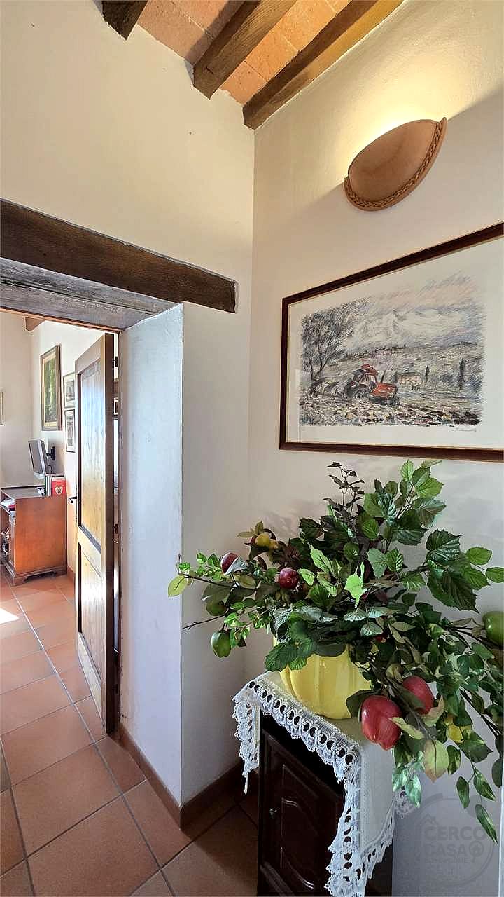 Prestigioso Casale dominante in Pietra con Piscina e Panorama Unico nelle Colline di Corciano