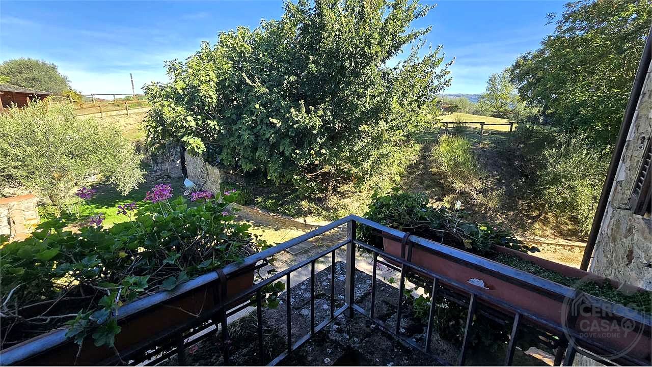 Prestigioso Casale dominante in Pietra con Piscina e Panorama Unico nelle Colline di Corciano