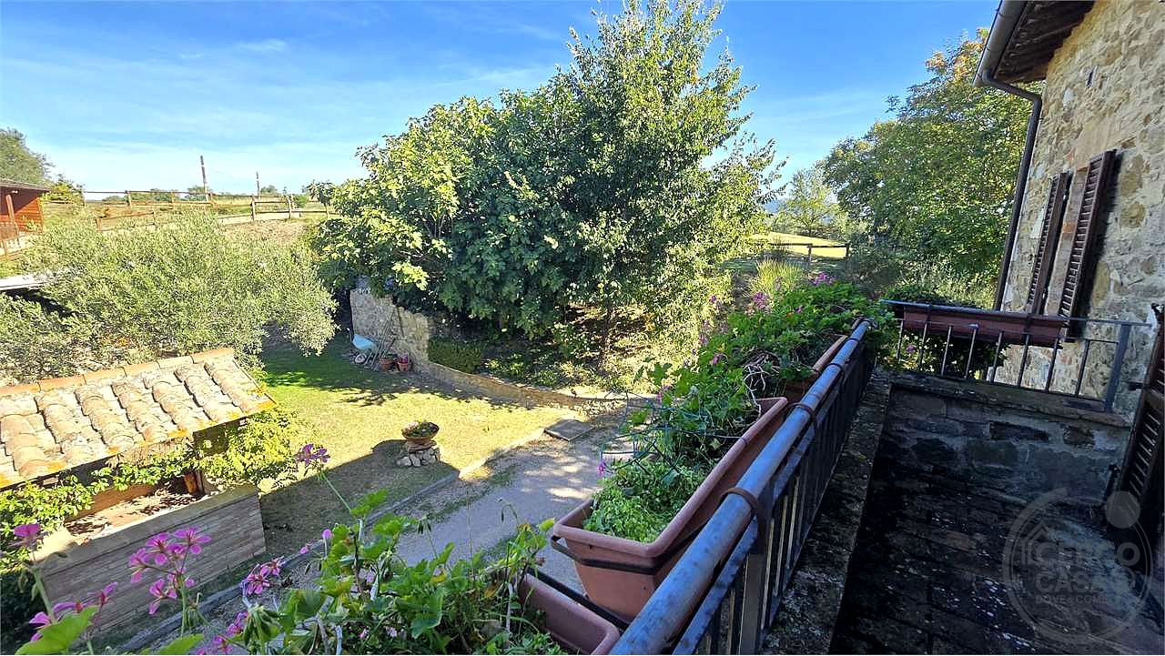 Prestigioso Casale dominante in Pietra con Piscina e Panorama Unico nelle Colline di Corciano