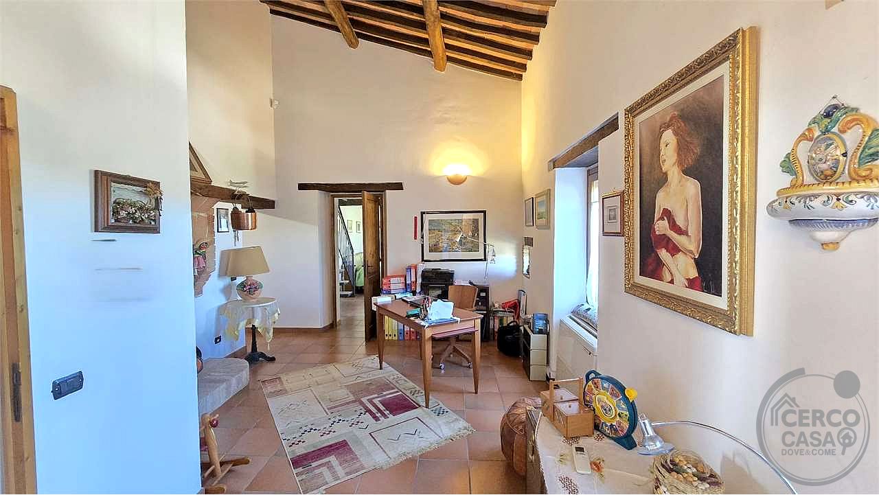 Prestigioso Casale dominante in Pietra con Piscina e Panorama Unico nelle Colline di Corciano