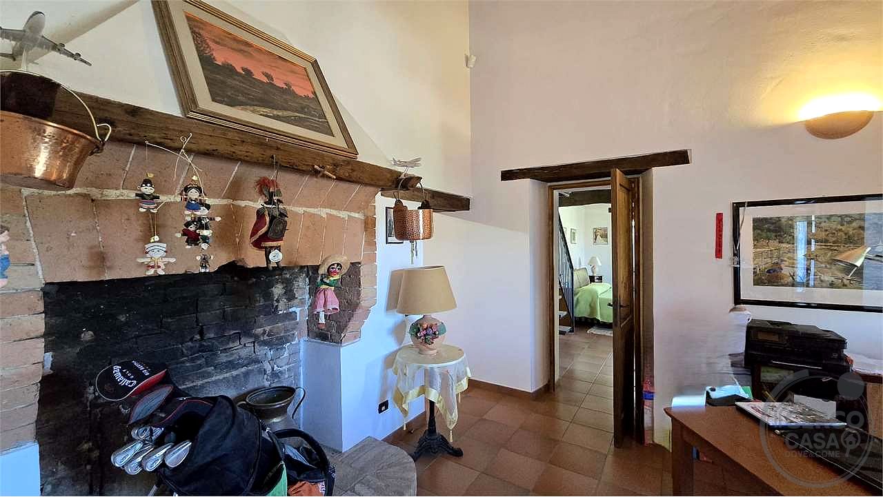 Prestigioso Casale dominante in Pietra con Piscina e Panorama Unico nelle Colline di Corciano