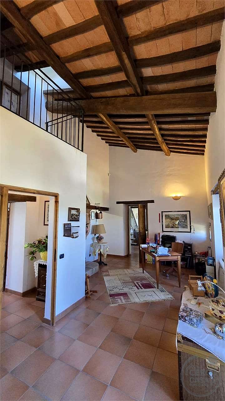 Prestigioso Casale dominante in Pietra con Piscina e Panorama Unico nelle Colline di Corciano