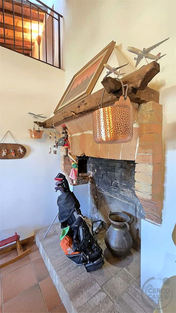Prestigioso Casale dominante in Pietra con Piscina e Panorama Unico nelle Colline di Corciano