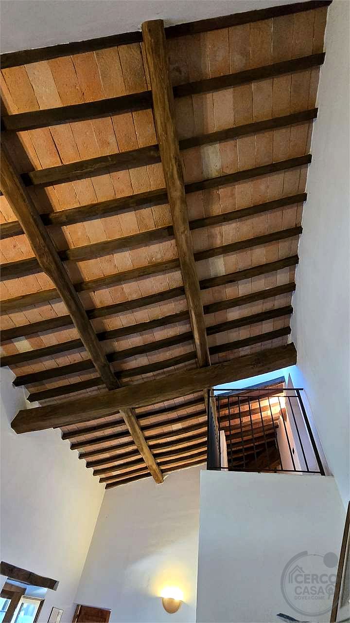 Prestigioso Casale dominante in Pietra con Piscina e Panorama Unico nelle Colline di Corciano